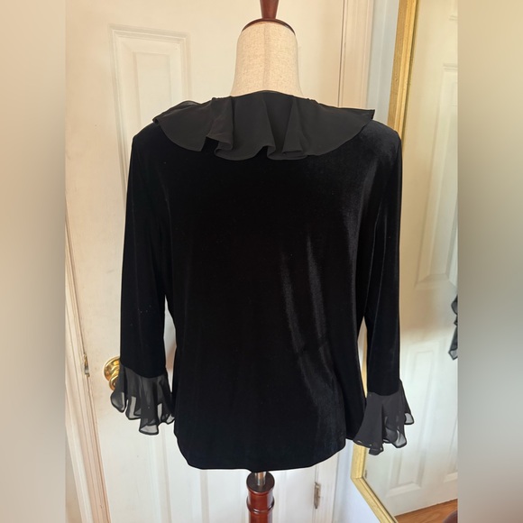 Elegant Black Ruffled Jacket - Picture 3 of 4